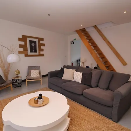 A Deux Patenier De *